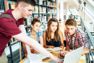 US Universities Warn Foreign Students Amid Trump's Immigration Plans Fears US Universities Warn Foreign Students Amid Trump's Immigration Plans Fears